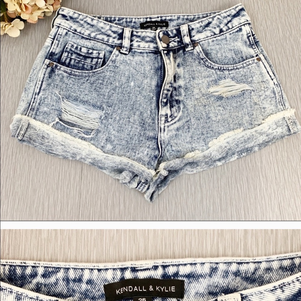 Kendal & Kylie high waisted shorts 💋